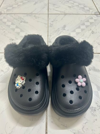 รองเท้าแตะแบบมีหูและแบบสวม Crocs Stomp Lined Clog มือสองสภาพใหม่ ของแท้ ไซซ์ M4/W6 สีดำ