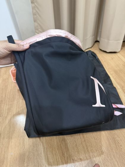 MERGE A Day Bag Medium Pink Beat กระเป๋า Tote สีดำ-ชมพู พร้อม Organizer รูปที่ 4