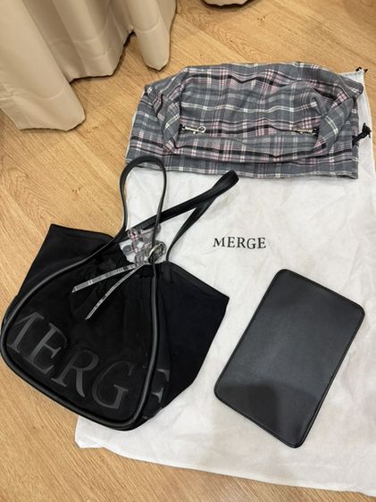 MERGE A Day Bag Medium กระเป๋า Tote หนังกลับ สีดำ พร้อมกระเป๋าหูรูดลายสก็อต