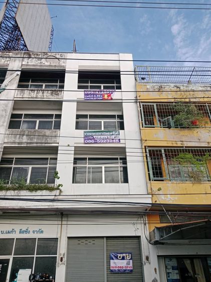 ขายตึกแถวคล้าย อาคารพาณิชย์ริมถนนสุขุมวิท เมืองชลบุรีเลย สุขุมวิท 1 อาคารเล่นระดับ ทุกชั้น นับห้องซ้ายขวาเล่นระดับมีถึง 5 ห้อง มีชั้นลอยแยก 