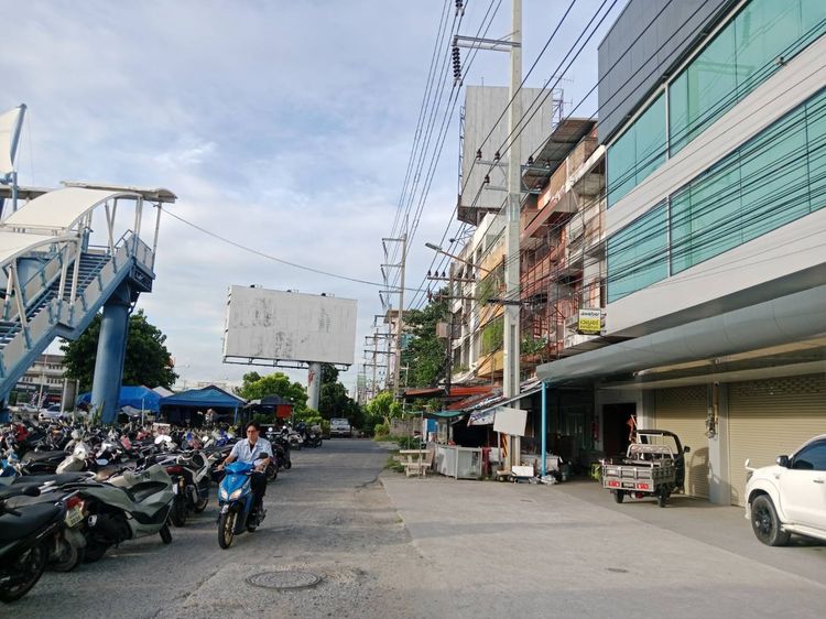 ขายตึกแถวคล้าย อาคารพาณิชย์ริมถนนสุขุมวิท เมืองชลบุรีเลย สุขุมวิท 1 อาคารเล่นระดับ ทุกชั้น นับห้องซ้ายขวาเล่นระดับมีถึง 5 ห้อง มีชั้นลอยแยก  รูปที่ 4