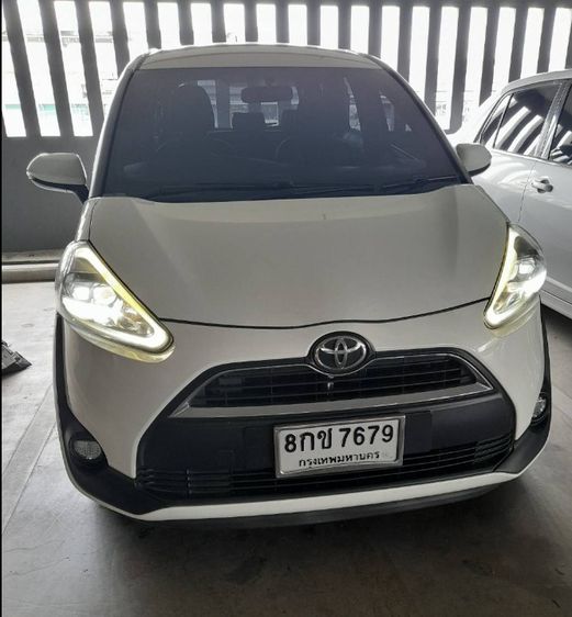 รถ Toyota Sienta 1.5 V สี ขาว