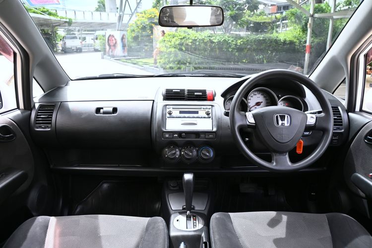 Honda Jazz 2005 1.5 E-V VTEC Sedan เบนซิน ไม่ติดแก๊ส เกียร์อัตโนมัติ ขาว รูปที่ 4