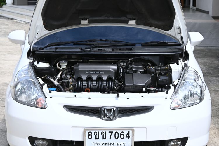 Honda Jazz 2005 1.5 E-V VTEC Sedan เบนซิน ไม่ติดแก๊ส เกียร์อัตโนมัติ ขาว รูปที่ 2