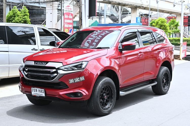 รถ Isuzu MU-X 3.0 Ultimate AT 4WD สี แดง