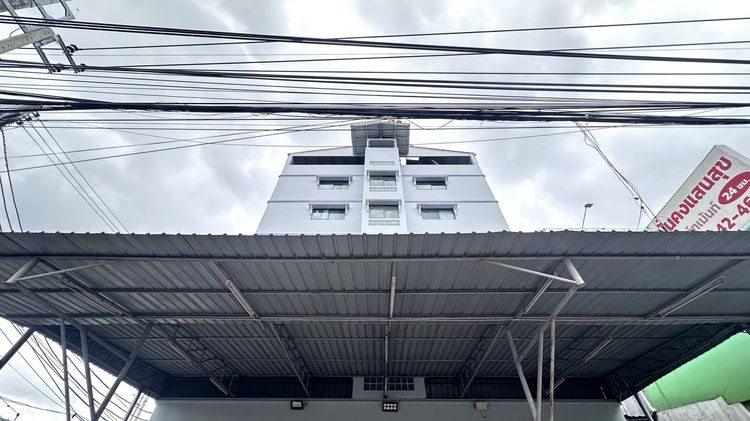 มีบางส่วน อพาร์ทเมนท์6ชั้น 58 ห้อง ทำเลศักยภาพน่าลงทุน ติดถนน ซอยวัดลาดปลาดุก บางบัวทอง ใกล้รถไฟฟ้าสายสีม่วง ใกล้เซ็นทรัลเวสเกต