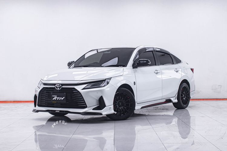 รถ Toyota Yaris ATIV 1.2 Premium Luxury สี ขาว