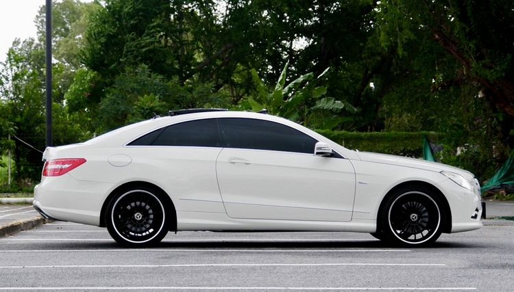 Mercedes-Benz E-Class 2011 E200 CGI Sedan เบนซิน ไม่ติดแก๊ส เกียร์อัตโนมัติ ขาว รูปที่ 4