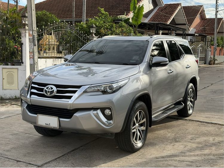 รถ Toyota Fortuner 2.8 V สี เงิน