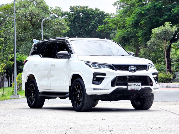 Toyota Fortuner 2022 2.8 GR Sport Black Top 4WD Utility-car ดีเซล ไม่ติดแก๊ส เกียร์อัตโนมัติ ขาว รูปที่ 3