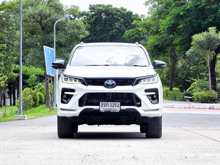 Toyota Fortuner 2022 2.8 GR Sport Black Top 4WD Utility-car ดีเซล ไม่ติดแก๊ส เกียร์อัตโนมัติ ขาว รูปที่ 2