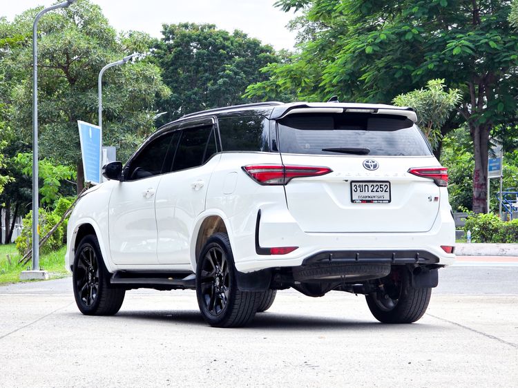 Toyota Fortuner 2022 2.8 GR Sport Black Top 4WD Utility-car ดีเซล ไม่ติดแก๊ส เกียร์อัตโนมัติ ขาว รูปที่ 4