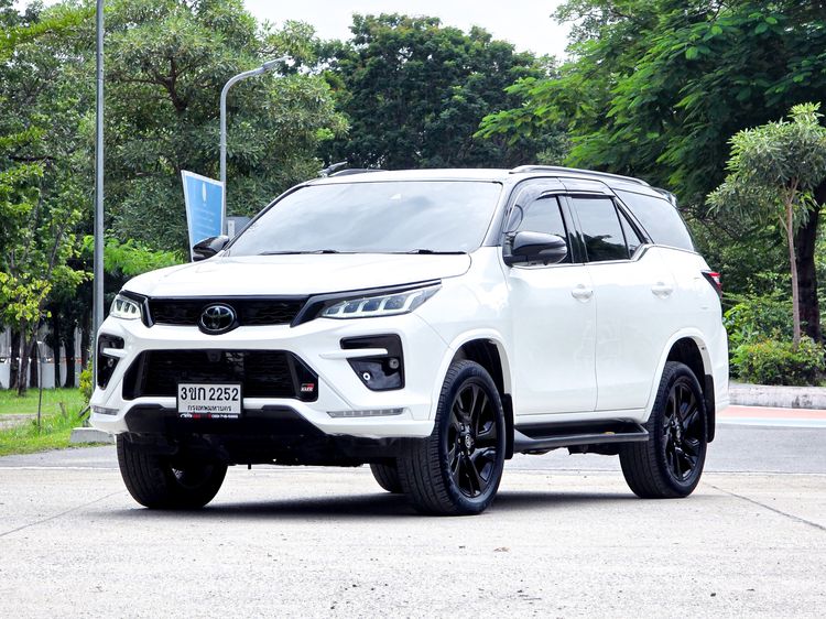 Toyota Fortuner 2022 2.8 GR Sport Black Top 4WD Utility-car ดีเซล ไม่ติดแก๊ส เกียร์อัตโนมัติ ขาว