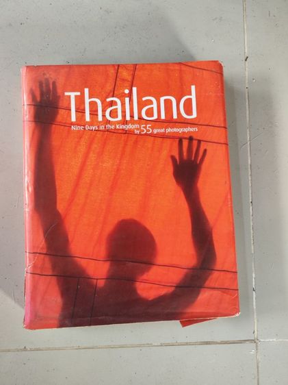 ขายหนังสือสะสมเกี่ยวกับภาพถ่ายหนังสือเก่าเก็บ ไม่มีกล่องหน้าปกไม่สวยมีรอยขาดตามรูปตัวหนังสือเก่าตามเวลา ภายในยังสวยไม่มีรอยยับ ทุกหน้าเรียบเหมือนใหม่ แผ่นซีดียังอยู่แต่ไม่ได้เทสติดี้่ั