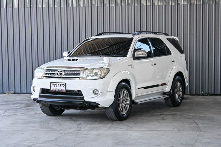 รถ Toyota Fortuner 3.0 TRD Sportivo 4WD สี ขาว