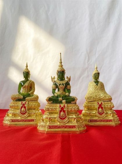 พระแก้วมรกต 3ฤดู ครบรอบ 72 พรรษา ในหลวงรัชกาลที่ 9 จัดสร้างโดย สำนักพระราชวัง ปี2542 หน้าตัก 5 นิ้ว