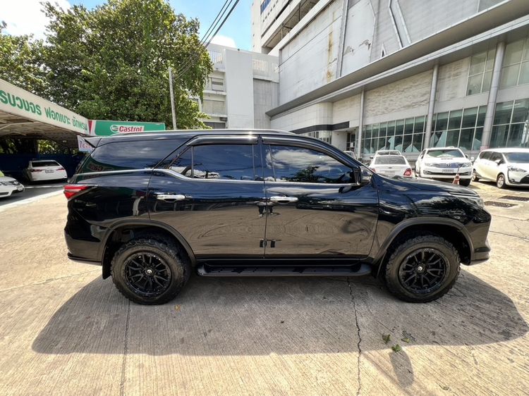 รถ Toyota Fortuner 2.4 V สี ดำ