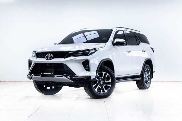 รถ Toyota Fortuner 2.4 Leader V สี ขาว