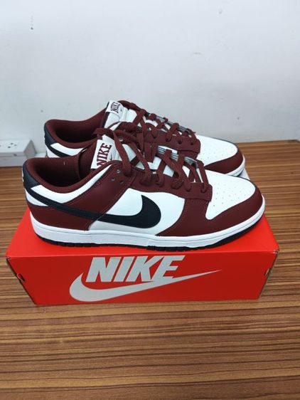 Nike Dunk Low สี Dark Team Red/Black (รหัสสินค้า FZ4616-600) ซึ่งเป็นไซส์ใหญ่พิเศษสำหรับเท้าขนาดยาว 29.5 เซนติเมตร