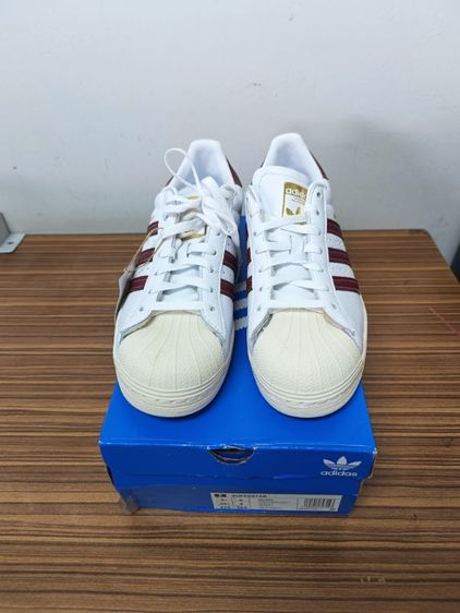 Adidas Superstar รหัสรุ่น GZ1603 โดยมีเฉดสีหลักคือ สีขาวแถบสีแดงเข้ม ซื้อมา4000ขายครึ่งราคา
