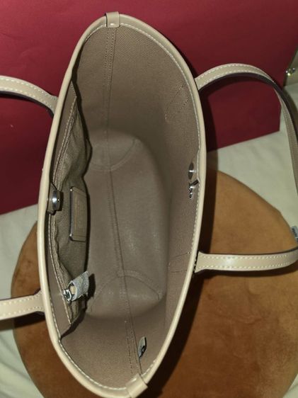 COACH Tote Bag ลาย Signature สีครีมเบจตัดหนัง Taupe ทรงสวย จุของเยอะ สะพายไหล่สบาย มีช่องซิปด้านใน ของแท้จาก Shop สภาพ 90% ใช้งานน้อยมาก รูปที่ 6