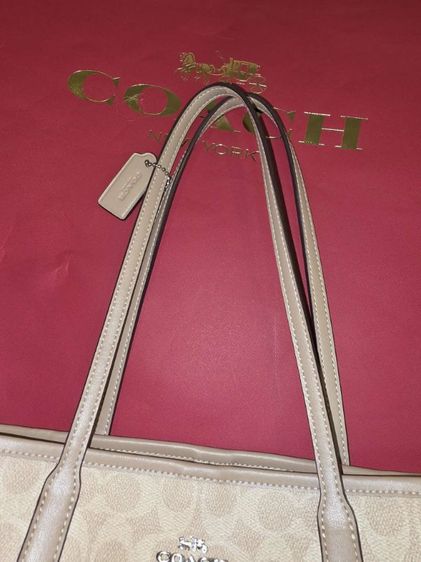 COACH Tote Bag ลาย Signature สีครีมเบจตัดหนัง Taupe ทรงสวย จุของเยอะ สะพายไหล่สบาย มีช่องซิปด้านใน ของแท้จาก Shop สภาพ 90% ใช้งานน้อยมาก รูปที่ 5
