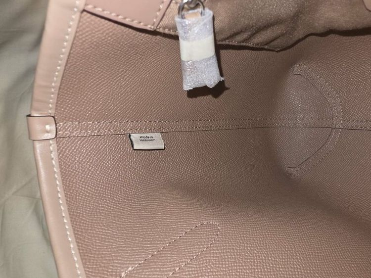 COACH Tote Bag ลาย Signature สีครีมเบจตัดหนัง Taupe ทรงสวย จุของเยอะ สะพายไหล่สบาย มีช่องซิปด้านใน ของแท้จาก Shop สภาพ 90% ใช้งานน้อยมาก รูปที่ 8
