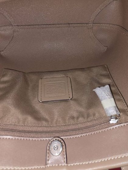 COACH Tote Bag ลาย Signature สีครีมเบจตัดหนัง Taupe ทรงสวย จุของเยอะ สะพายไหล่สบาย มีช่องซิปด้านใน ของแท้จาก Shop สภาพ 90% ใช้งานน้อยมาก รูปที่ 7