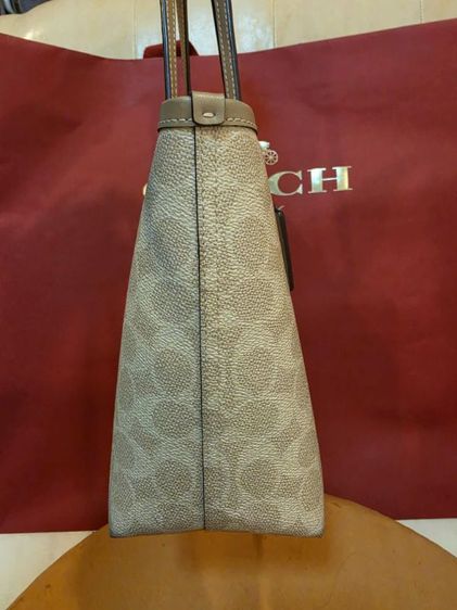 COACH Tote Bag ลาย Signature สีครีมเบจตัดหนัง Taupe ทรงสวย จุของเยอะ สะพายไหล่สบาย มีช่องซิปด้านใน ของแท้จาก Shop สภาพ 90% ใช้งานน้อยมาก รูปที่ 3