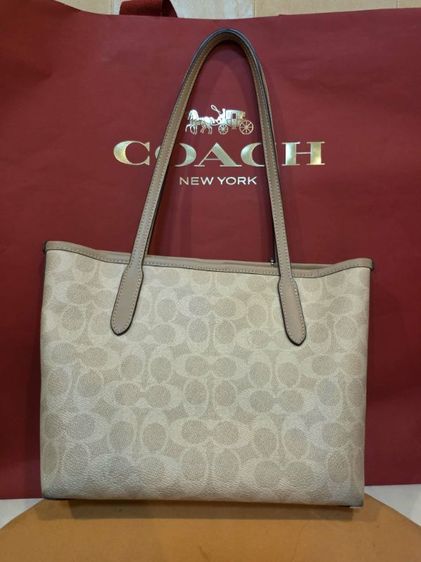 COACH Tote Bag ลาย Signature สีครีมเบจตัดหนัง Taupe ทรงสวย จุของเยอะ สะพายไหล่สบาย มีช่องซิปด้านใน ของแท้จาก Shop สภาพ 90% ใช้งานน้อยมาก รูปที่ 2