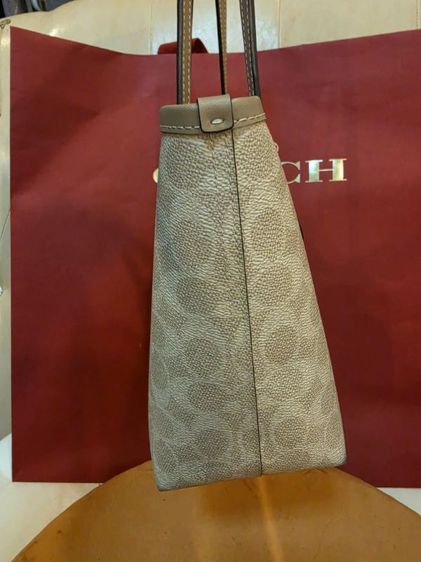 COACH Tote Bag ลาย Signature สีครีมเบจตัดหนัง Taupe ทรงสวย จุของเยอะ สะพายไหล่สบาย มีช่องซิปด้านใน ของแท้จาก Shop สภาพ 90% ใช้งานน้อยมาก รูปที่ 4