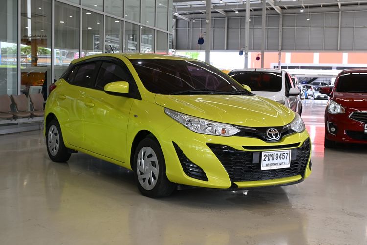 รถ Toyota Yaris 1.2 Entry สี เขียว
