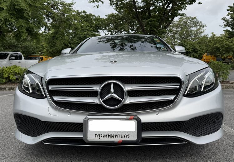 รถ Mercedes-Benz E-Class E220d สี บรอนซ์เงิน