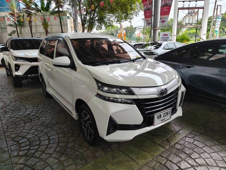 รถ Toyota Avanza 1.5 E สี ขาว