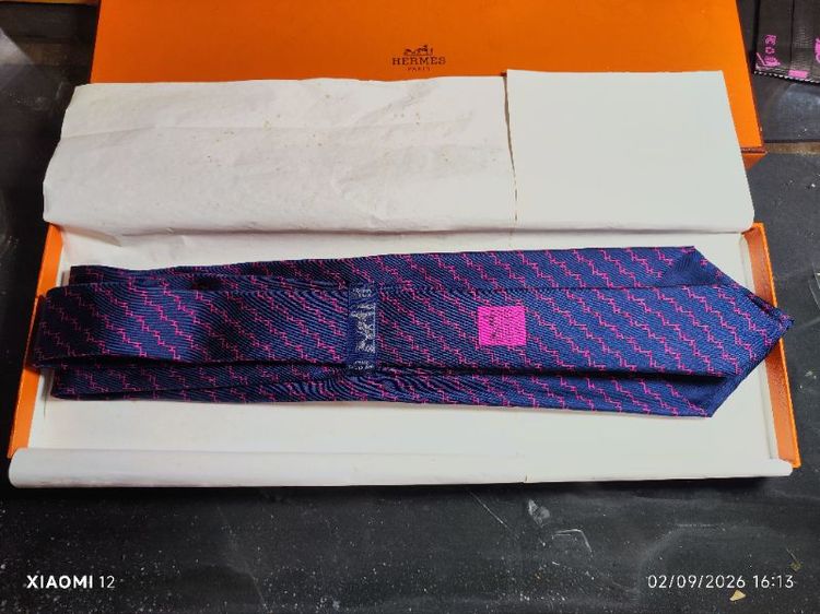 อื่นๆ HERMES เนกไทผ้าไหมแท้ รุ่น ลาย H-Dye Silk Tie(ลวดลายตัวHขดต่อกันเป็นแนวดิ่งสีชมพูฟูเชียบนพื้นสีน้ำเงินกรมท่า/ฟ้า)