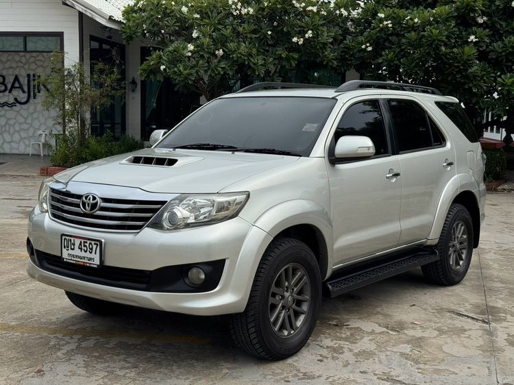 รถ Toyota Fortuner 3.0 V สี บรอนซ์เงิน