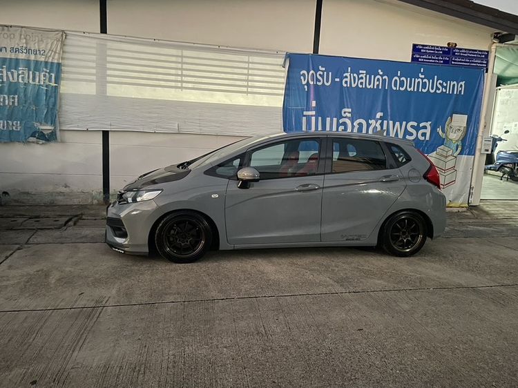 Honda Jazz 2015 1.5 V i-VTEC Sedan เบนซิน เกียร์ธรรมดา เทา รูปที่ 3