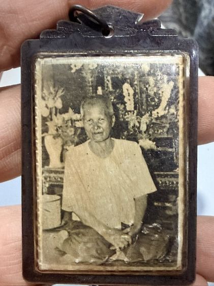 รูปคุณแม่บุญเรือน ล็อกเก็ต พร้อมมวลสารด้านหลัง เลี่ยมกรอบพาสติก มี4บานสุดท้าย รูปที่ 3