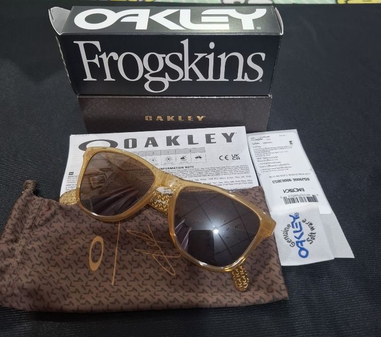 แว่นตากันแดด ส่งต่อแว่น Oakley Frogskins XS สภาพมือหนึ่ง แต่ราคามือสอง