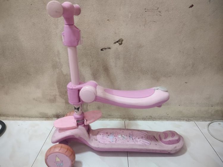 *สกู๊ตเตอร์เด็ก 3 ล้อ มีเบาะนั่ง สีชมพู ลาย Kuromi/My Melody*