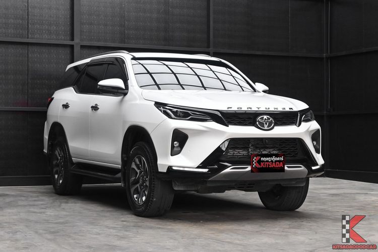 รถ Toyota Fortuner 2.4 Leader V สี ขาว