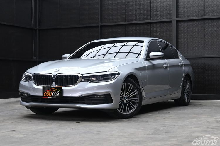 BMW Series 5 2019 530e Sedan ปลั๊กอินไฮบริด (PHEV) ไม่ติดแก๊ส เกียร์อัตโนมัติ บรอนซ์เงิน