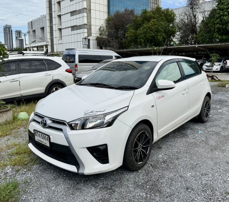 รถ Toyota Yaris 1.2 E สี ขาว
