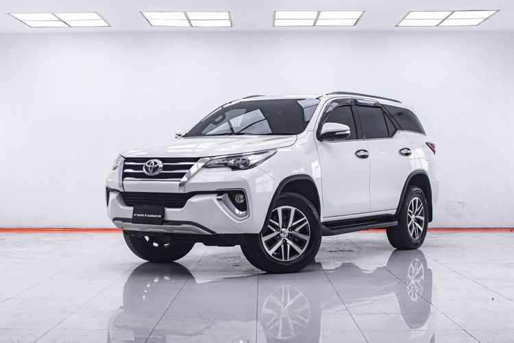 รถ Toyota Fortuner 2.4 V สี ขาว