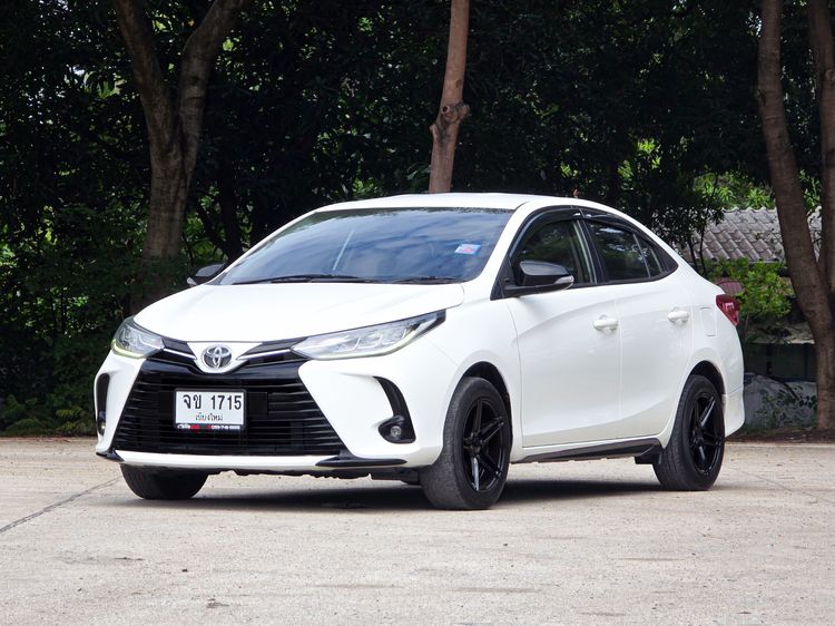รถ Toyota Yaris ATIV 1.2 Sport สี ขาว