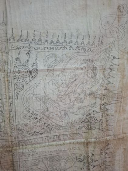 ผ้ายันต์เก่าจัดผืนใหญ่ จารยันต์เขียนมือทั้งผืน เทพพนม , เทวดา , พิฆเนศ , หนุมาณ ( ปี ลึกๆ ) อายุของผ้า 70 ถึง 80 ปี ขึ้นไป สภาพสมบูรณ์ ผืนใหญ่ๆ ( กว้าง 21 นิ้ว ครึ่ง ครับ ) รูปที่ 3