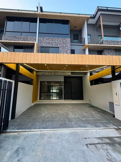 ให้เช่า - ขาย Luxury Townhome 3 ชั้น 29.9 ตร.ว. The Landmark เอกมัย-รามอินทรา เฟอร์ครบพร้อมอยู่ ใกล้เซ็นทรัลอีสต์วิลล์