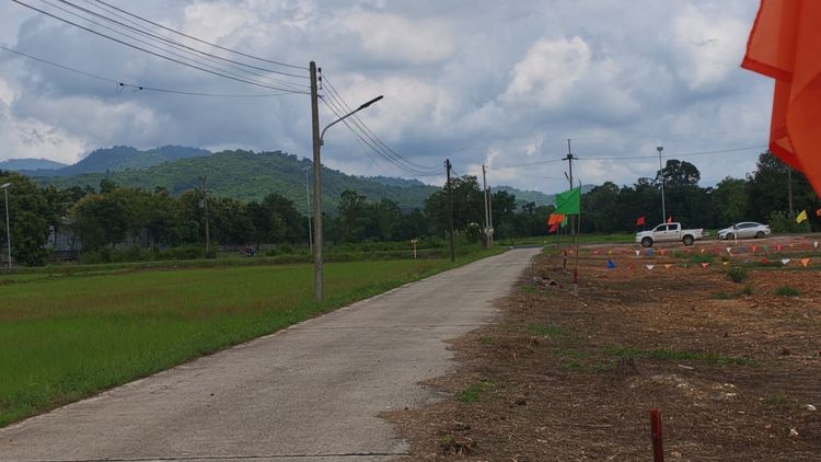 ที่ดินวิวเขา อ.บ้านนา ติดถนนลาดยาง คอนกรีตผ่านหน้าแปลง ใกล้รร.นายร้อย จปร.