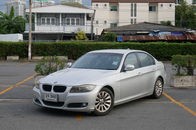 รถ BMW Series 3 318i สี บรอนซ์เงิน