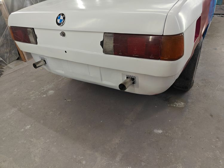 BMW Series 3 1982 318i Sedan เบนซิน เกียร์ธรรมดา ขาว รูปที่ 2